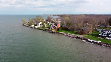 acercándose al faro de braddock point en el lago ontario