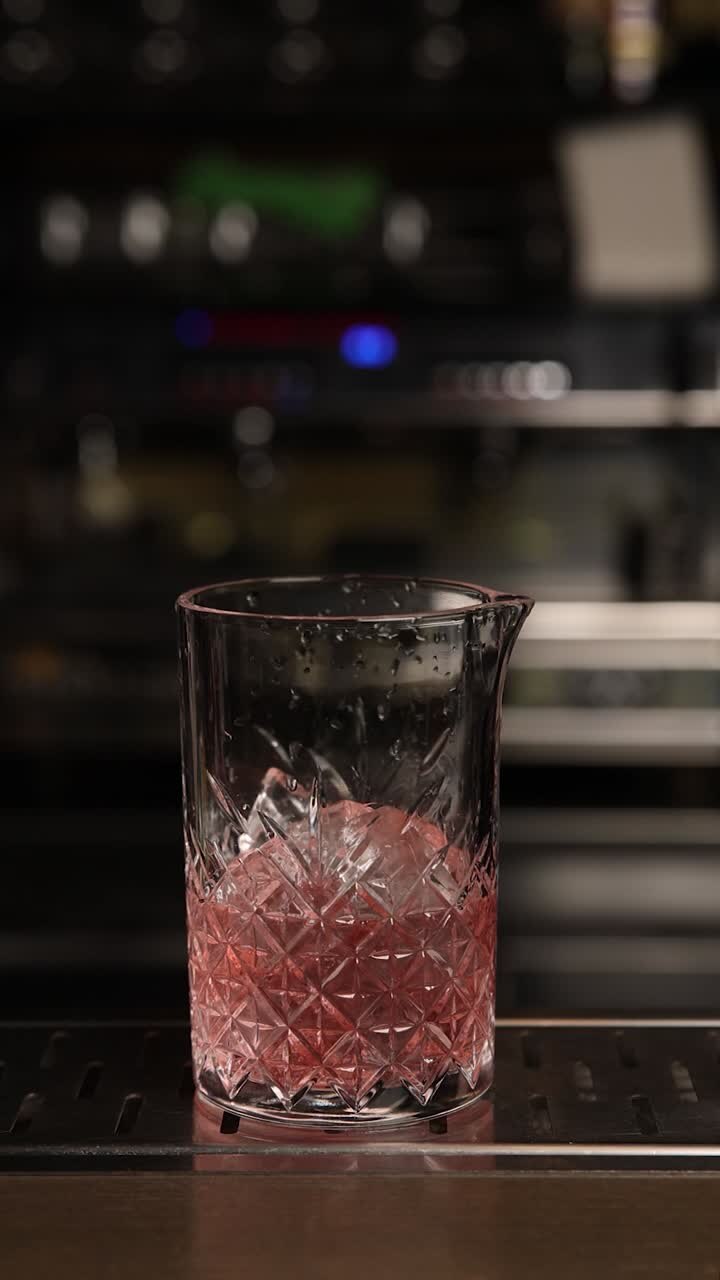 Barista che prepara un cocktail
