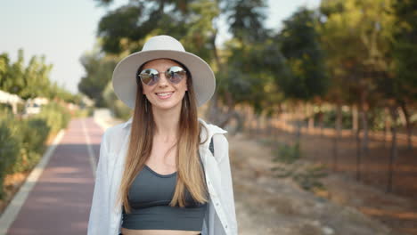 mujer caminando en un parque