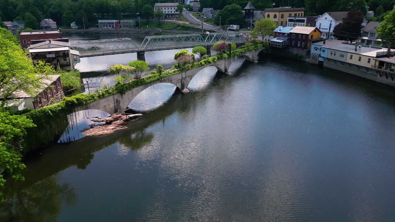 미국 매사추세츠 주 번 폭포에 있는 꽃의 다리