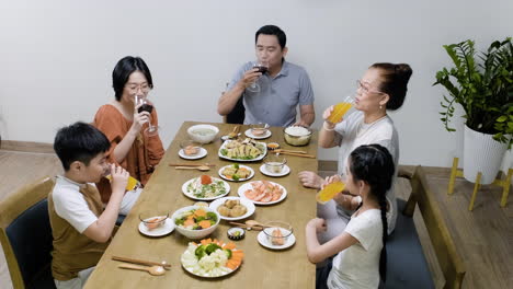 Asiatische-Familie-Beim-Toasten.