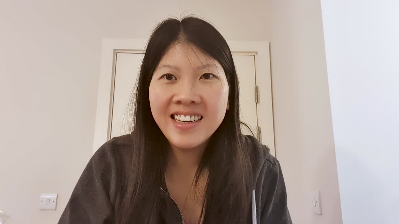 카메라를 직접 보면서 열심히 듣고 있는 나이든 학생