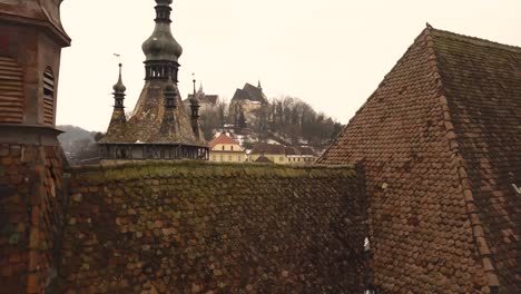 Eine-Drohnenaufnahme-Mit-Nach-Links-Gerichteter-LKW-Bewegung,-Die-Einen-Blick-Auf-Die-Vintage-Architektur-In-Der-Stadt-Schäßburg-An-Einem-Nachmittag-Einfängt