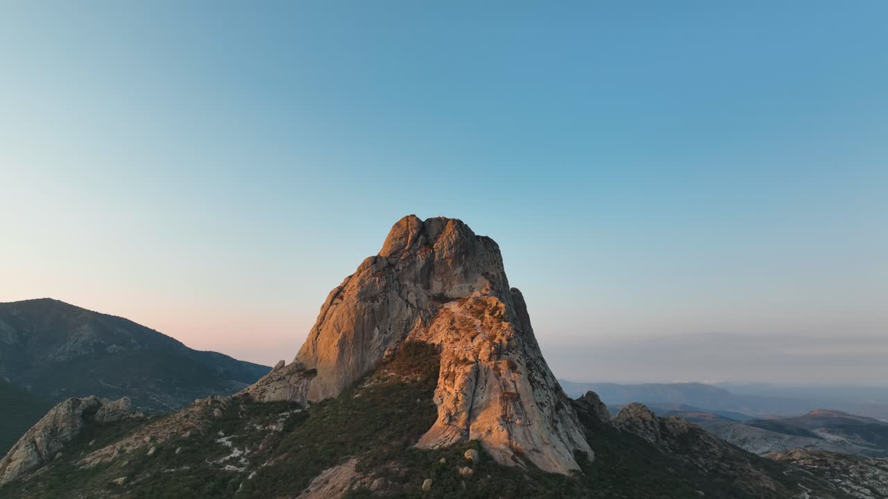 peña de bernal, uno de los monolitos más grandes del mundo en todo su esplendor