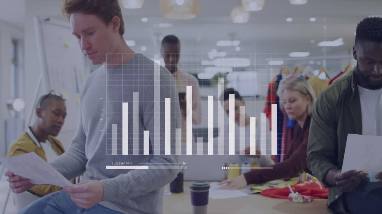animación del procesamiento de datos sobre diversas personas de negocios en la oficina