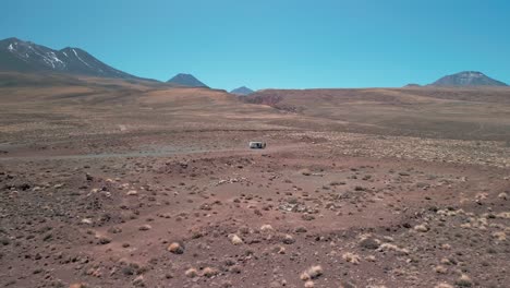drone aterrizando cerca de una furgoneta en medio del desierto