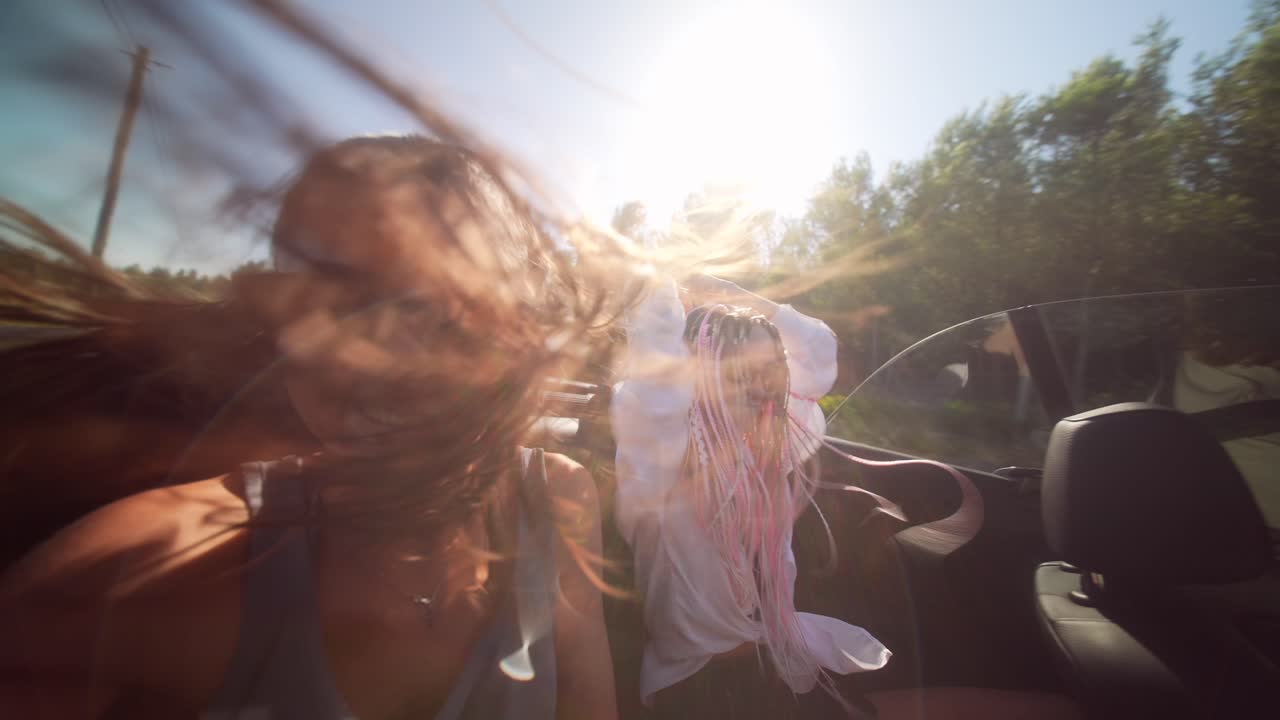 친구 들 이 캐버리블 차 로 여름 여행 을 즐기고 있다