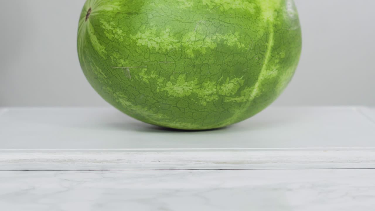 cortar la sandía roja en pedazos pequeños