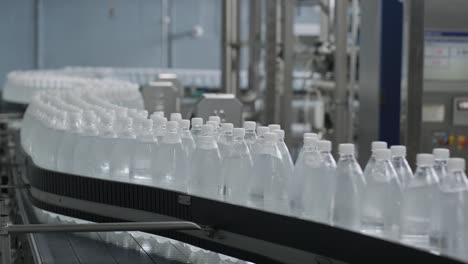 cinta transportadora con botellas de agua potable en una planta de bebidas moderna