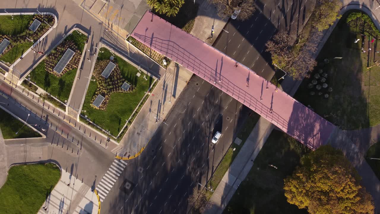 gente cruzando el puente de la facultad de derecho en buenos aires