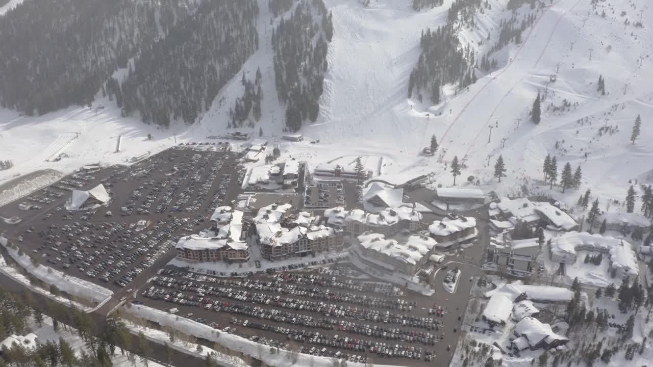 스키 리조트를 보여주는 공중 4k 아름다운 드론 궤도