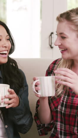 dos amigas bebiendo café