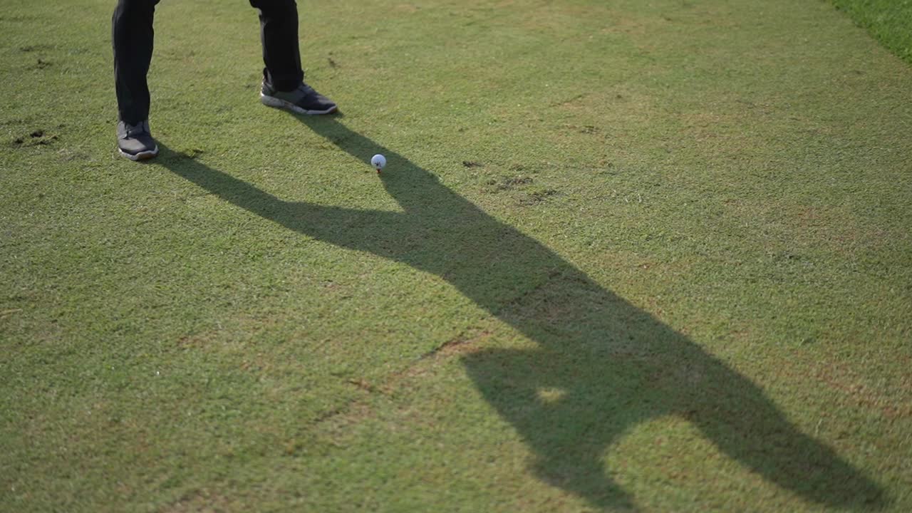 공에 가까이 가서, 골퍼는 막대기로 공을 때립니다.