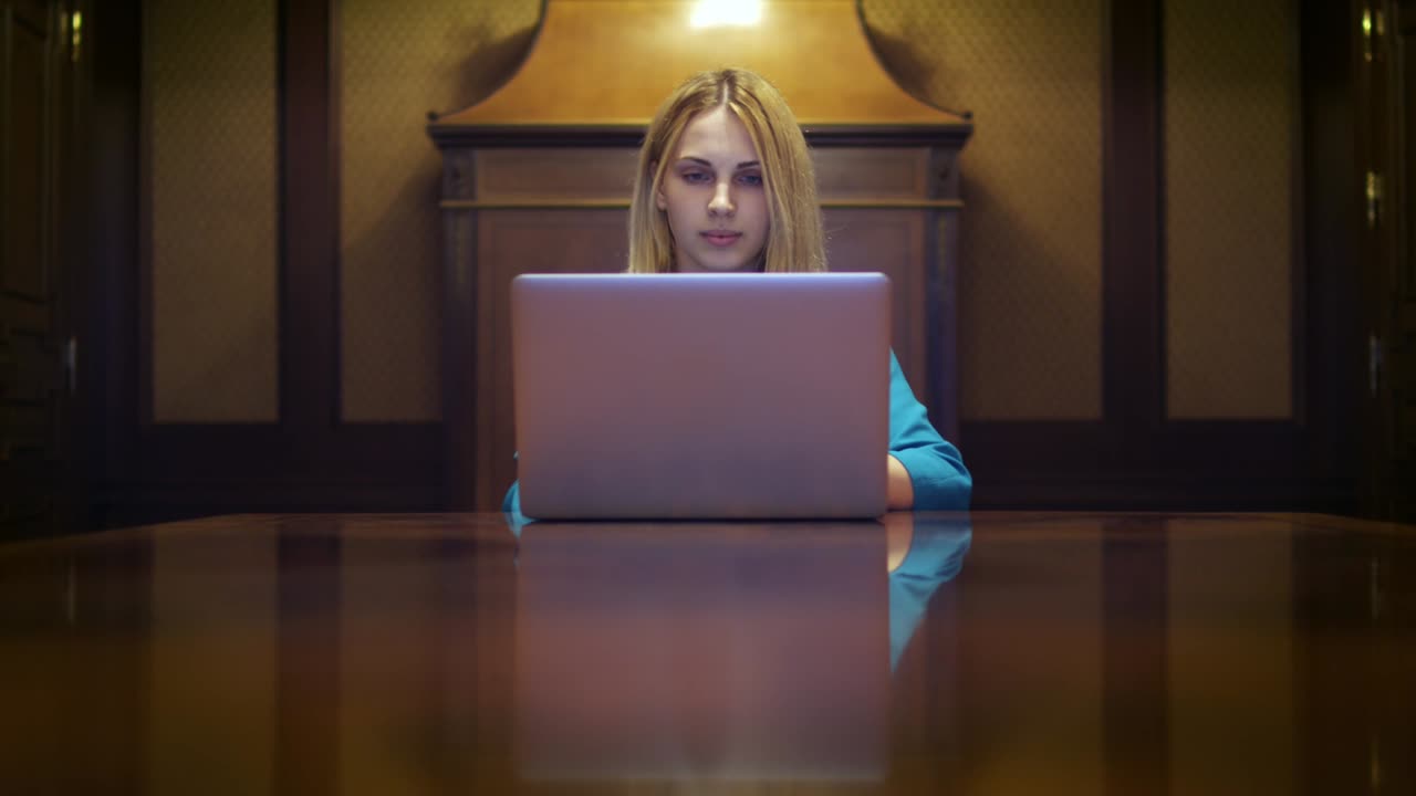 Geschäftsfrau arbeitet am Laptop und sitzt zu Hause am Schreibtisch