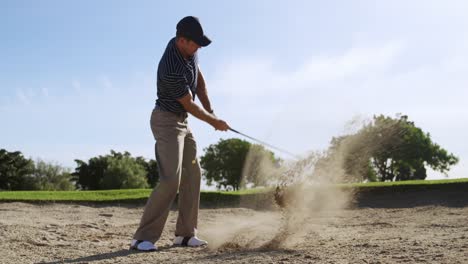 Jugador-De-Golf-Golpeando-La-Pelota-Con-Su-Palo.