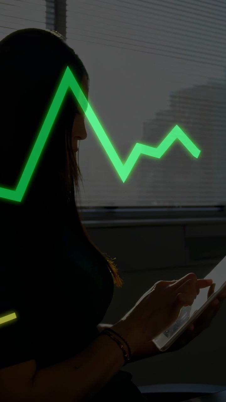 Video verticale: Donna che tocca il tablet, avviando un grafico finanziario verde che scorre sul tablet per l'analisi.