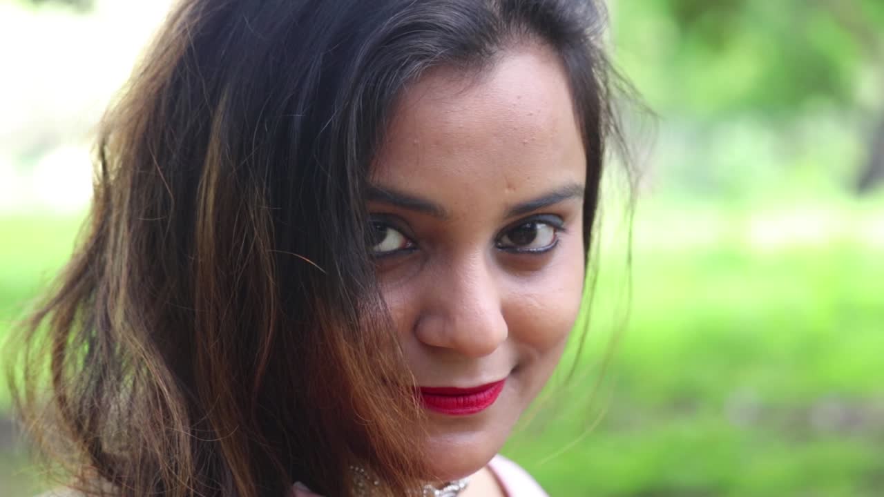 primer plano de una hermosa mujer india mirando a la cámara sonriendo