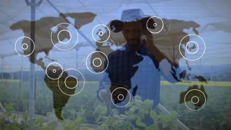 web de iconos de conexión pulsando sobre el mapa del mundo contra el hombre usando un teléfono inteligente
