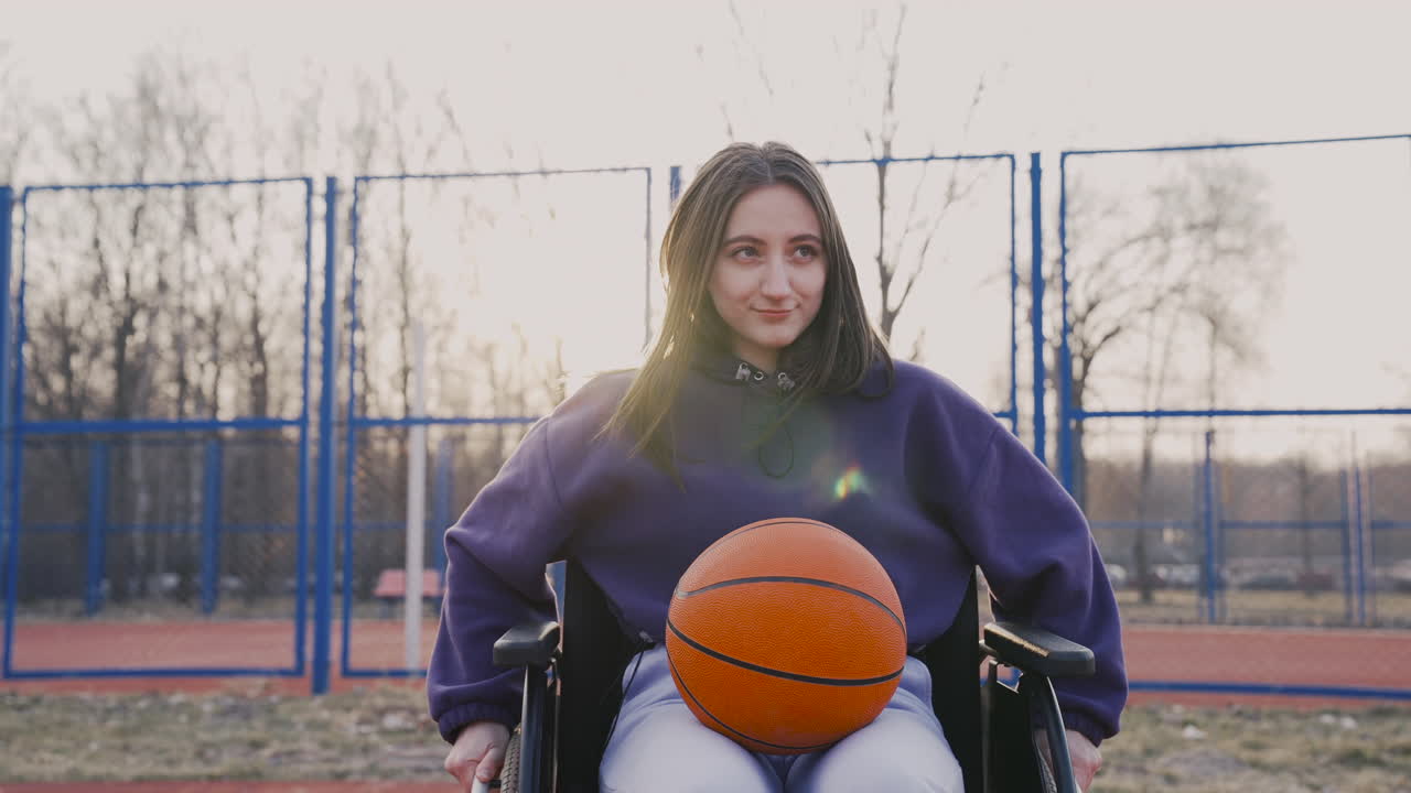 눈먼 사람이 집에서 린트 롤러로 옷을 닦는 것을 돕는 미소 짓는 여자