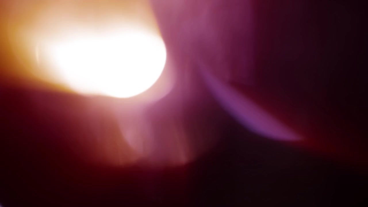 Fughe di Luce Dinamiche Viola e Arancioni e Bagliori dell'Obiettivo
