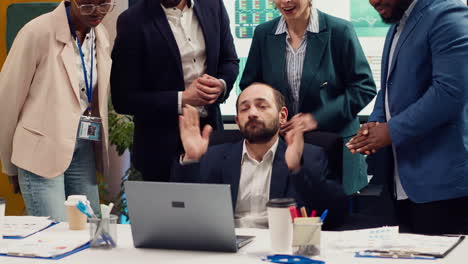 equipo de finanzas siguiendo las tendencias del mercado de valores y celebrando su éxito