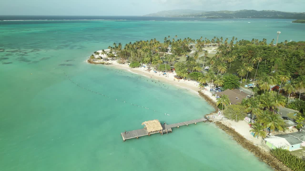 Vista aerea in discesa al rallentatore del Pigeon Point Heritage Park sull'isola caraibica di Tobago.