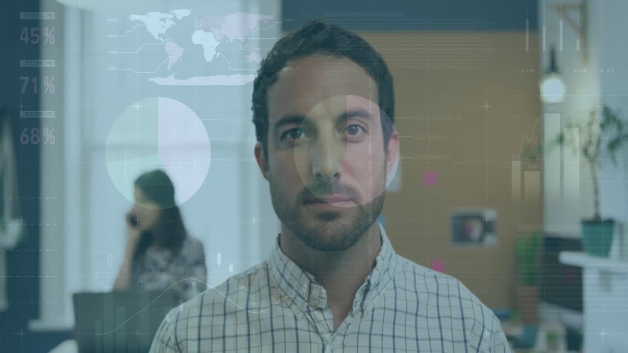 animación del procesamiento de datos sobre empresario biracial en la oficina