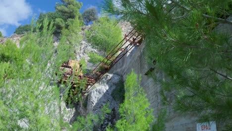 cantera abandonada con maquinaria oxidada y paredes de hormigón