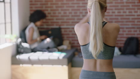 Una-Joven-Mujer-De-Negocios-Haciendo-Meditación-De-Yoga-Disfrutando-De-Una-Pose-De-Ejercicio-De-Atención-Plena-Relajándose-En-Un-Lugar-De-Trabajo-De-Oficina-Moderno-Durante-La-Pausa-Para-El-Almuerzo,-Vista-Trasera