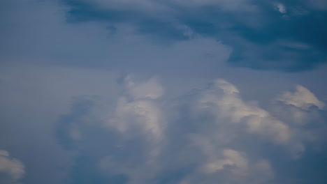 Cloud-Timelapse-in-overcast-sky,-darkening