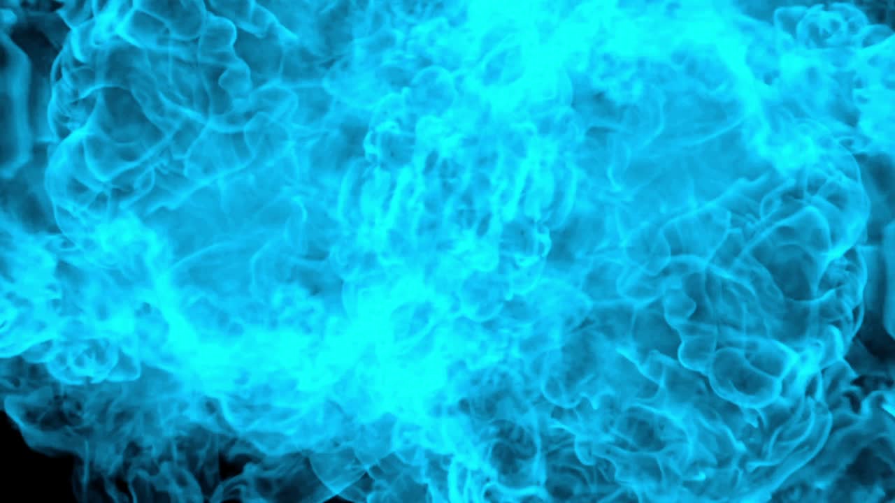 Esplosione stilizzata di fuoco blu elettrico che riempie lo schermo, isolata su sfondo nero per effetti energetici fantascientifici e motion graphics