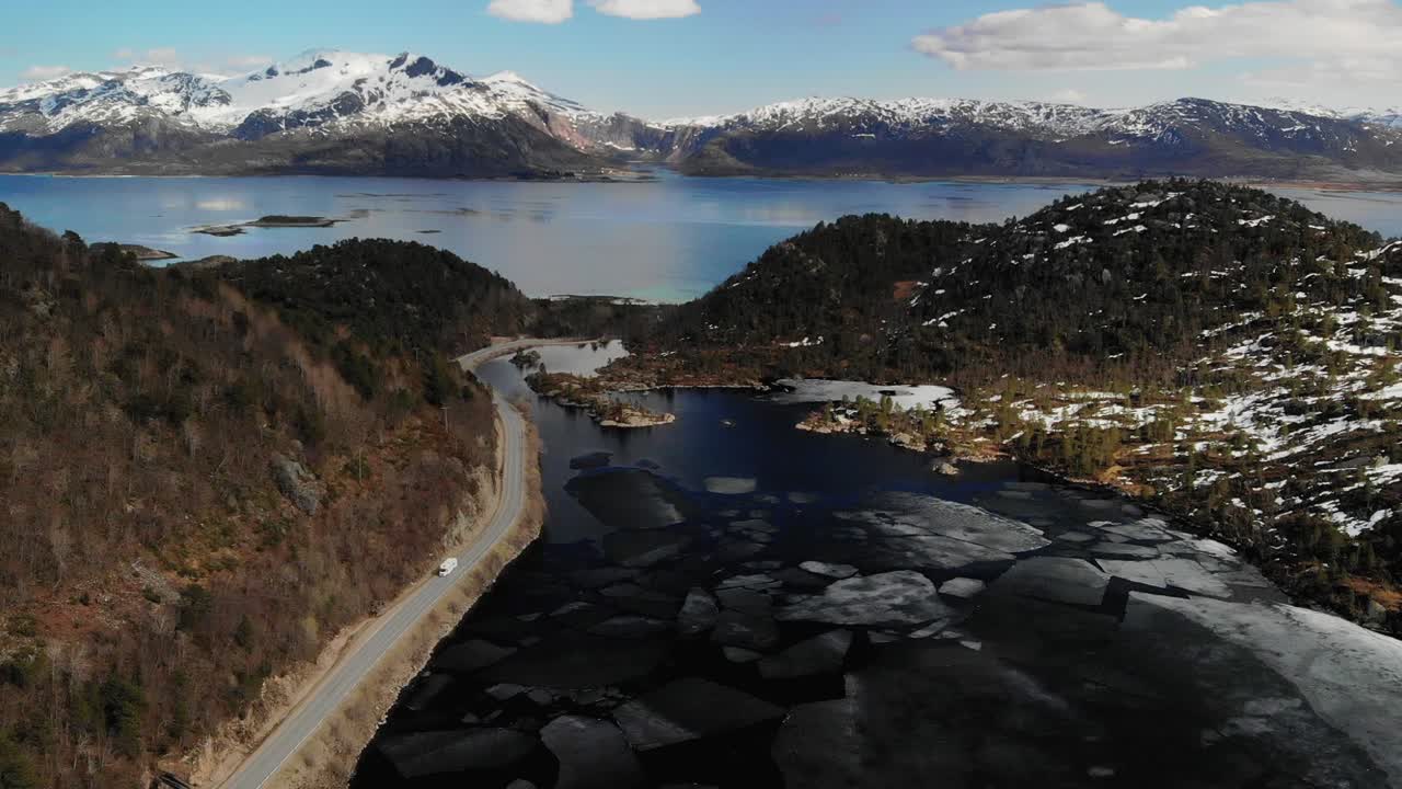 Ripresa aerea cinematografica al rallentatore di una bellissima valle e montagne innevate