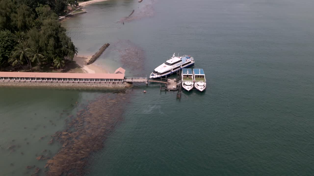 tres barcos en un muelle tranquilo en st