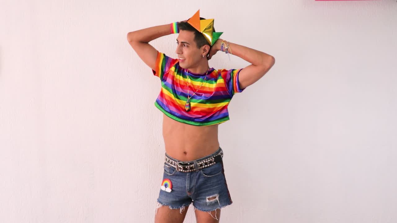 hombre gay delgado, en forma y alegre celebrando el orgullo lgbtq
