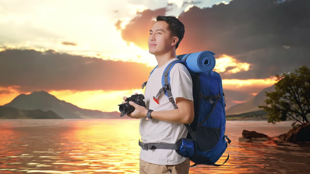 vista lateral de un excursionista masculino asiático con una mochila de montañismo sonriendo y sosteniendo una cámara en sus manos luego mirando a su alrededor en un lago