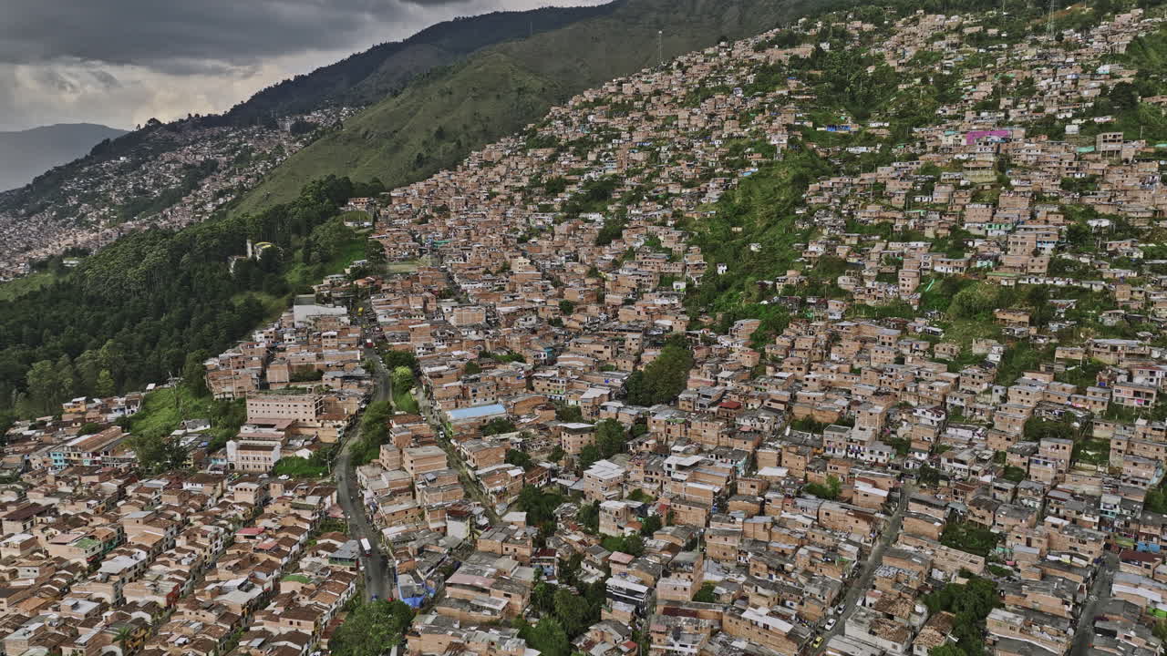 메델린 콜롬비아 에어리얼 v44 드론 플라이오버 로스 망고스와  ⁇ 라나디타스 주택 언덕 코무나 8과 빌라 헤르모사, 가파른 경사에 있는 집 - mavic 3 영화 - 2022년 11월