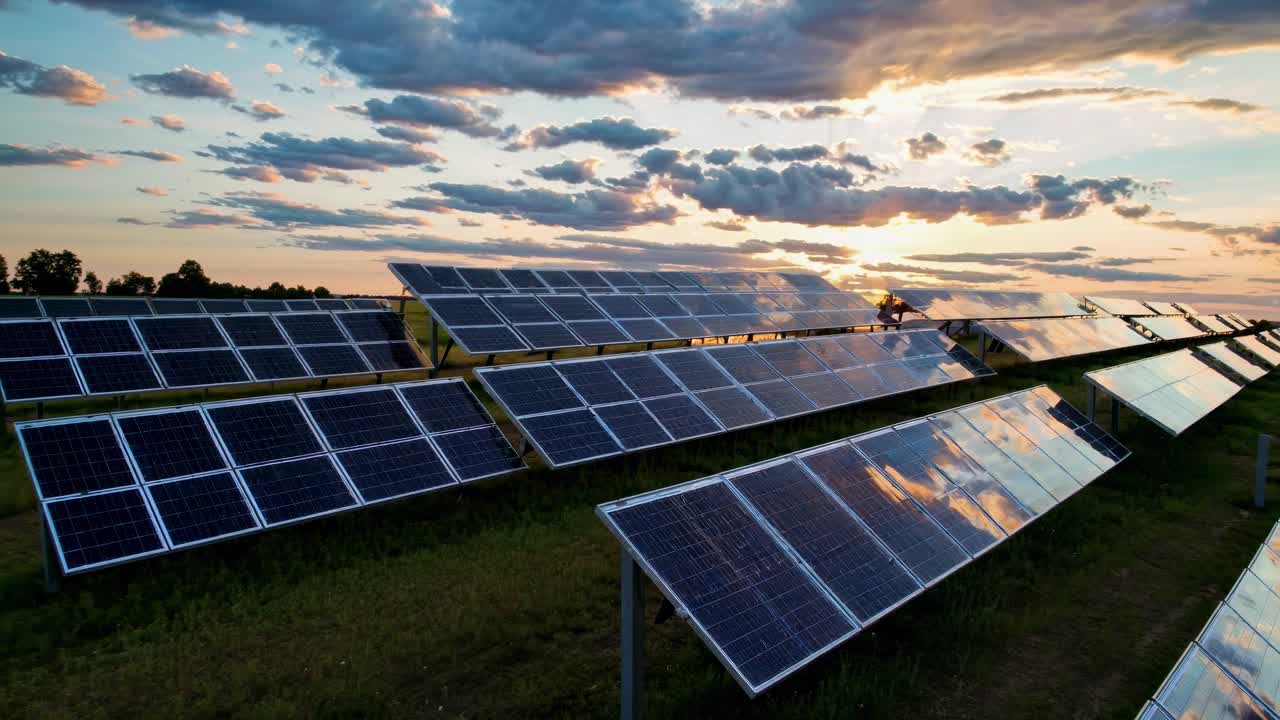 Vista aérea de painéis solares ao pôr do sol que capta o conceito de energia renovável.