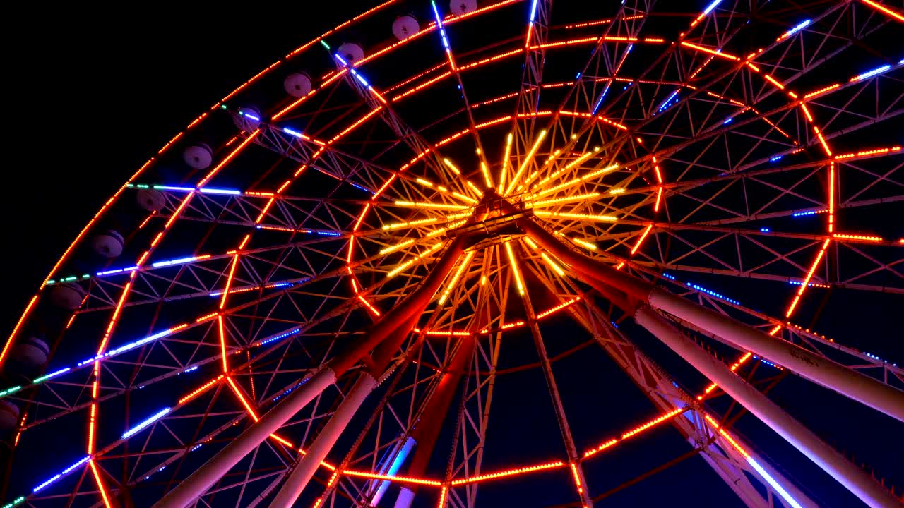 Las luces de la rueda gigante por la noche