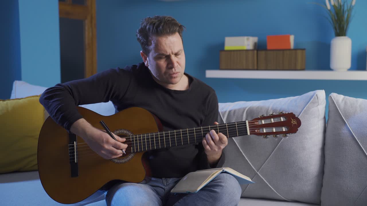 hombre talentoso que compone música y escribe canciones.