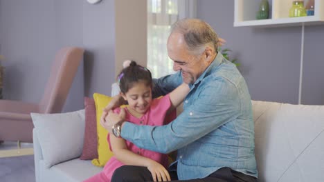 El-Nieto-Besa-La-Mano-Del-Abuelo.