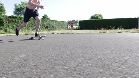 patinando con mis amigos en el verano