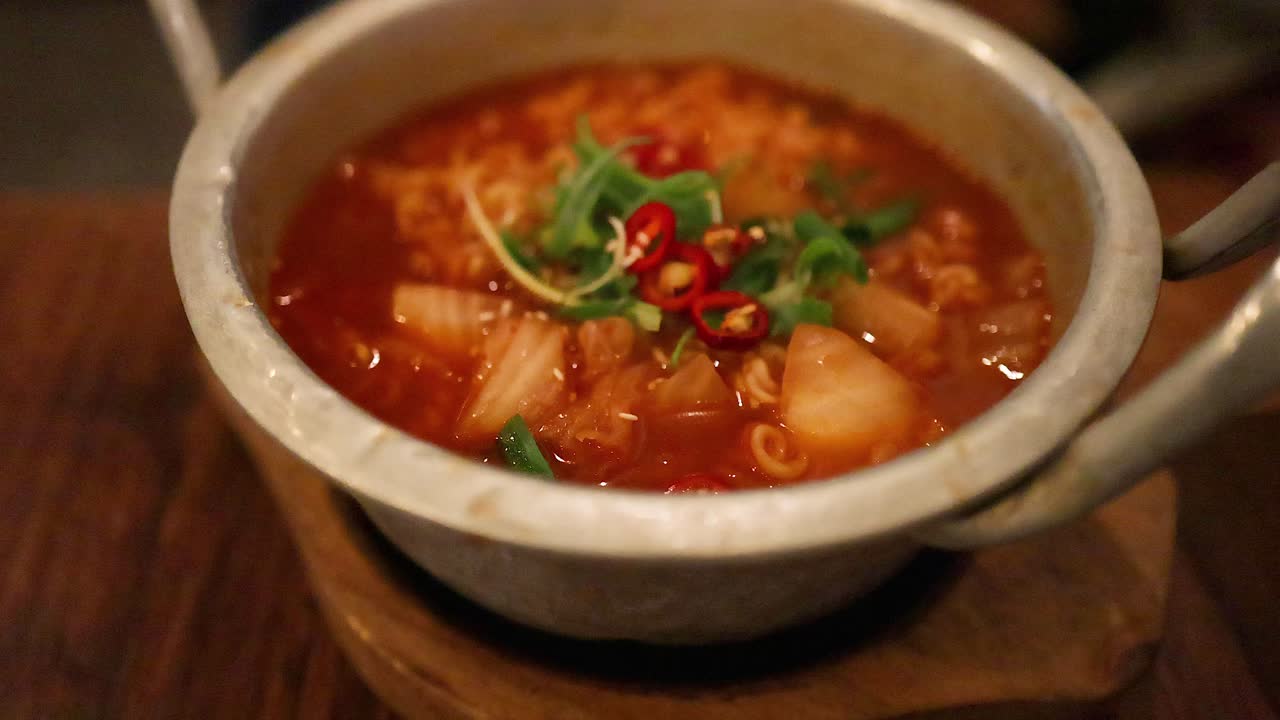 cocinar y servir la sopa de fideos coreana ramyeon