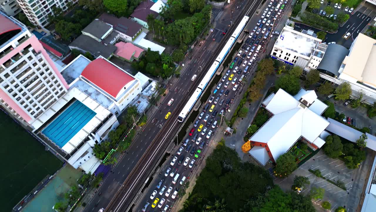 방콕 비즈니스 지구에서 길을 따라 내려오는 bts 스카이트레인