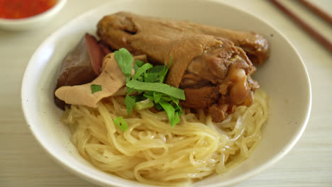 Fideos-Secos-Con-Pato-Estofado-En-Tazón-Blanco---Estilo-De-Comida-Asiática