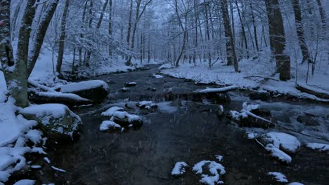 Impresionantes-Imágenes-En-Cámara-Lenta-De-Un-Arroyo-Nevado-En-Un-Paraíso-Invernal