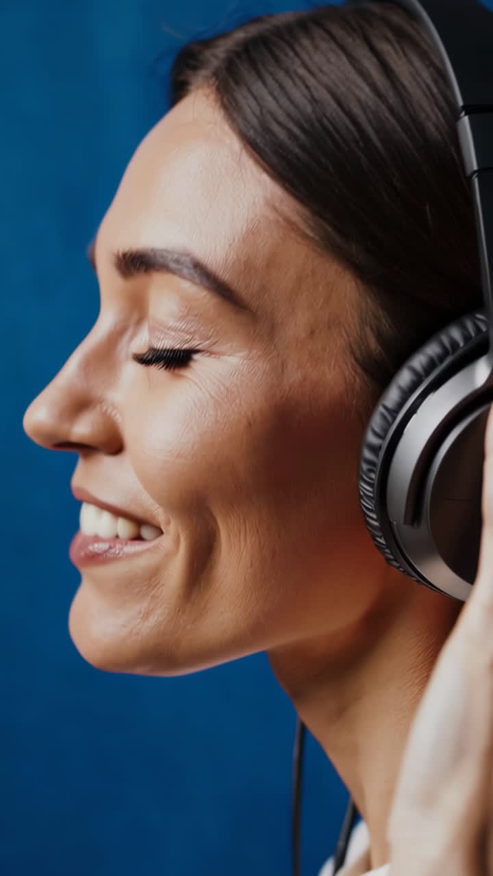 mujer disfrutando de música con auriculares