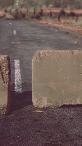bloques de hormigón utilizados para cerrar una carretera durante la construcción