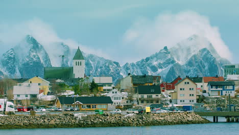 Filmische-Weitwinkelaufnahme-Der-Kirche-Von-Svolaer,-Lofoten