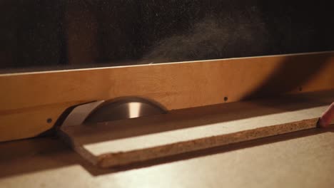 cortar madera con una sierra circular
