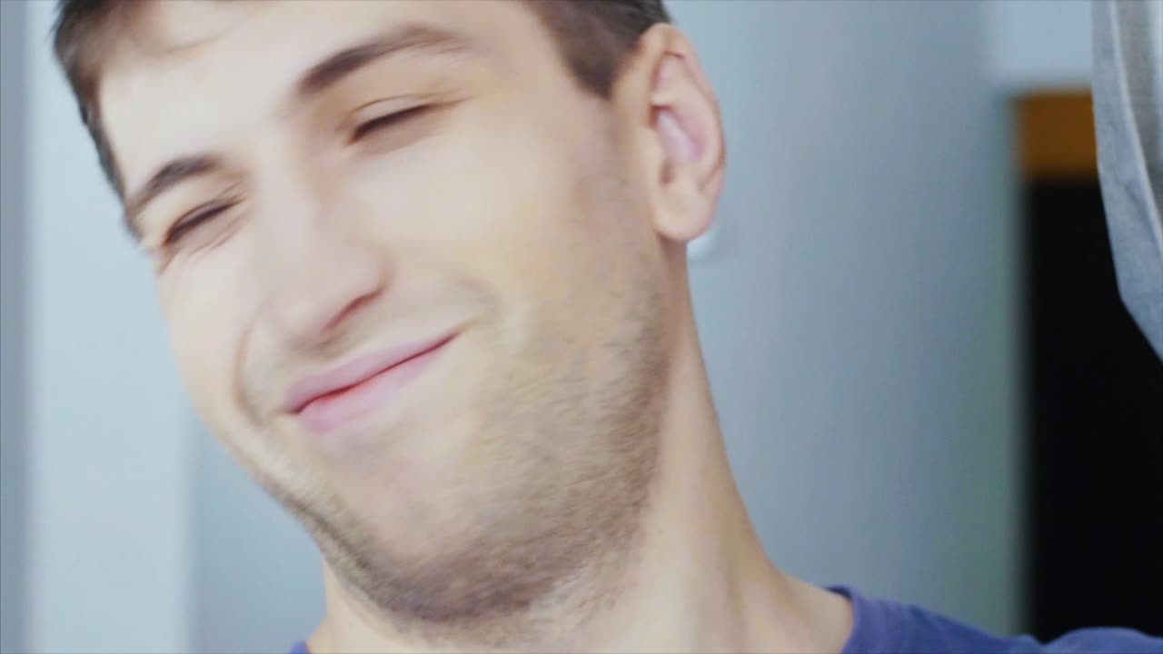 hombre con una expresión triste